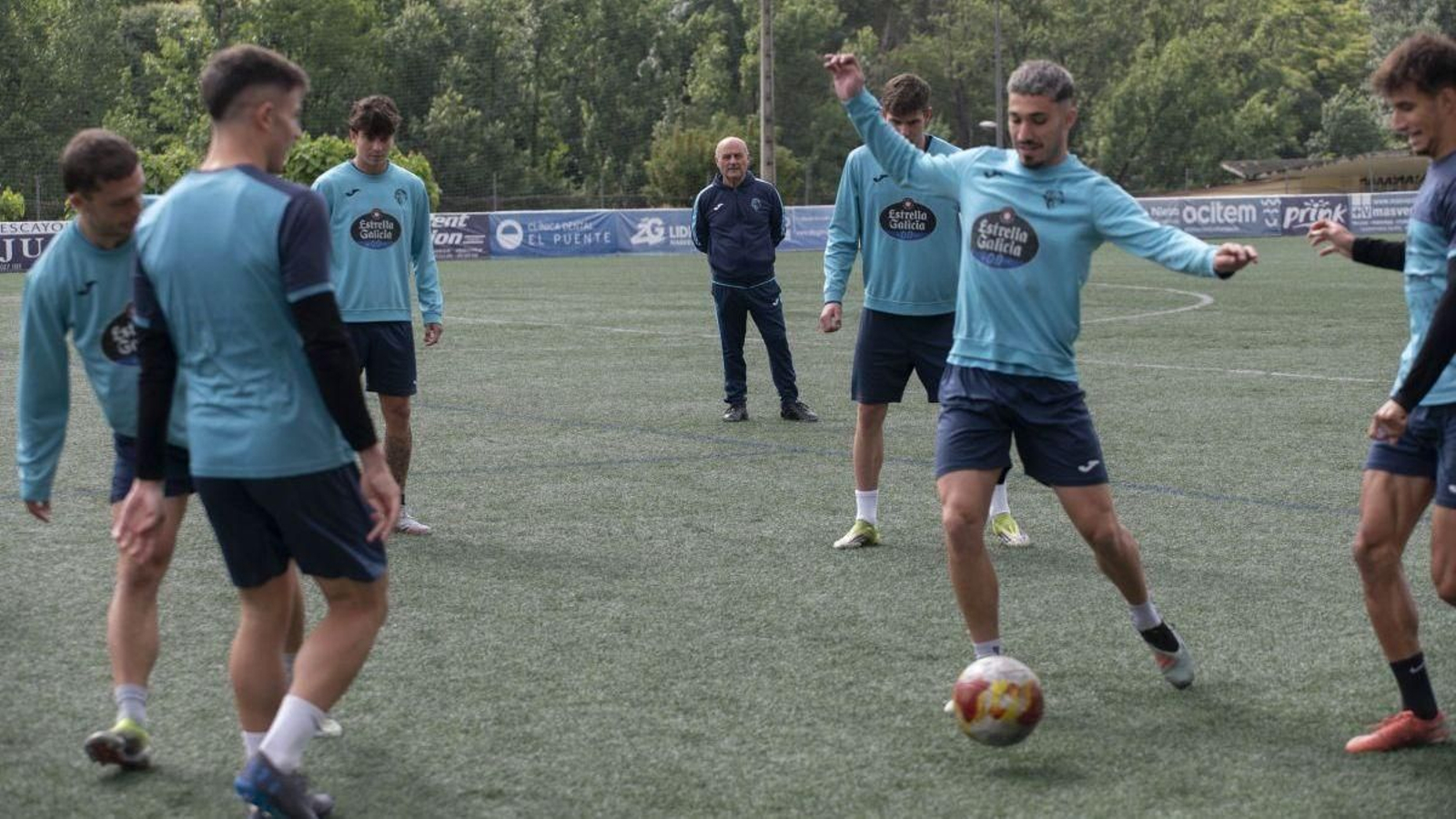 Los jugadores del Ourense CF se ejercitan en el campo  de Oira.