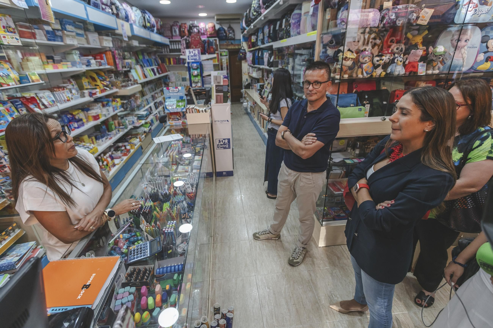 El conselleiro, durante su visita a la librería Jamaica.