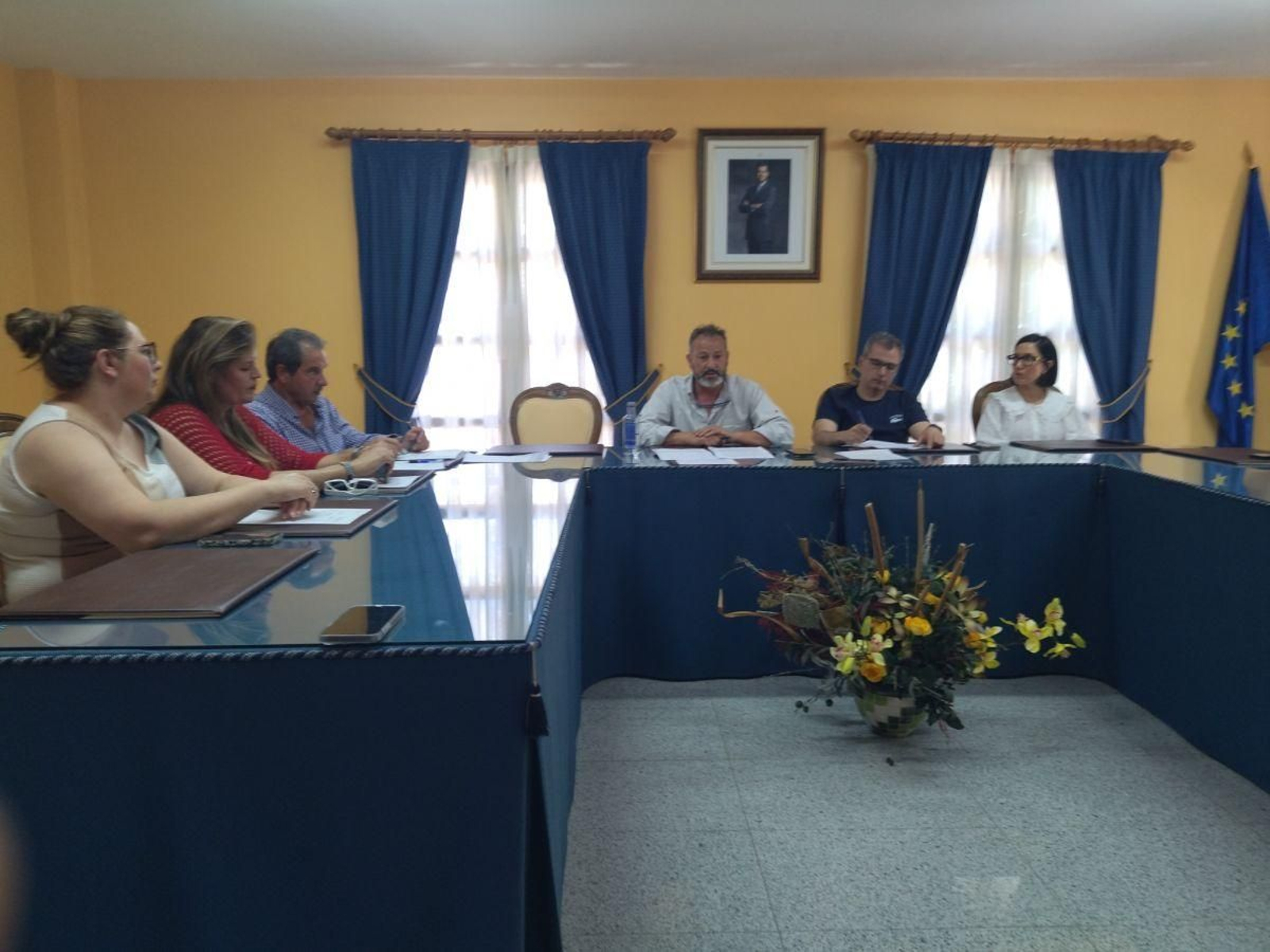 A la izquierda las dos concejalas del PP, con el alcalde en el centro y su sucesora en la derecha.