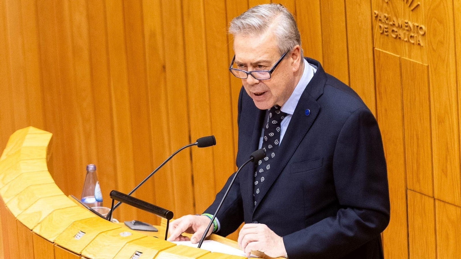 El conselleiro de Sanidade, Antonio Gómez Caamaño, comparece a petición propia ante el pleno.