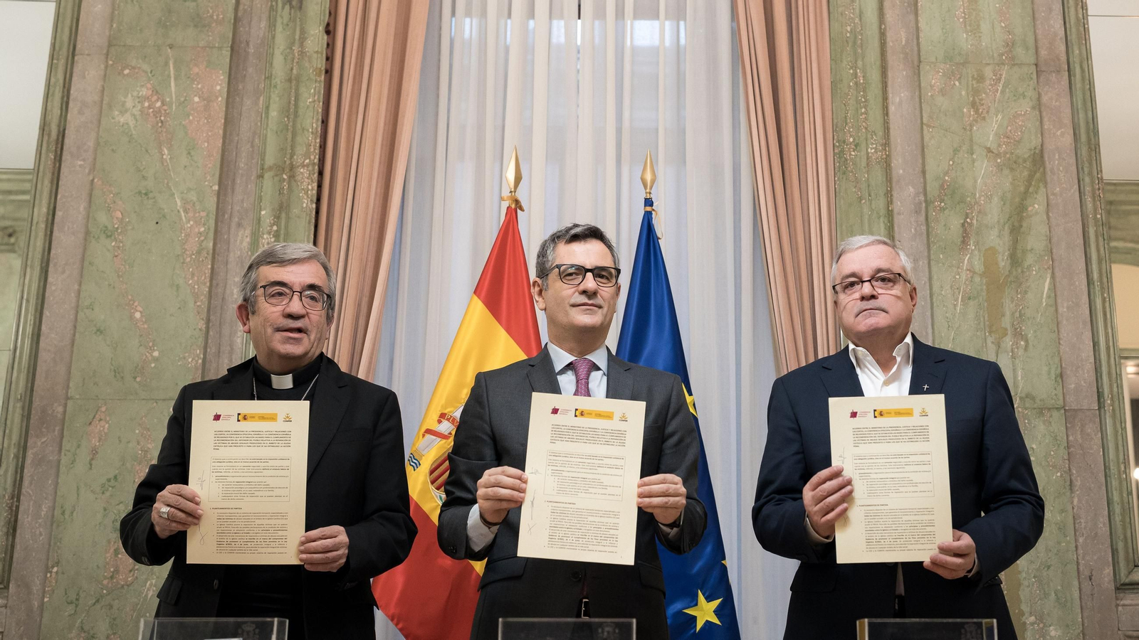 El ministro de la Presidencia, Justicia y Relaciones con las Cortes, Félix Bolaños (c), el presidente de la Confederación Episcopal Española, Luis Argüello (i), y el Presidente de la Conferencia Española de Religiosos, Jesús Díaz Sariego (d), firmarán el acuerdo
