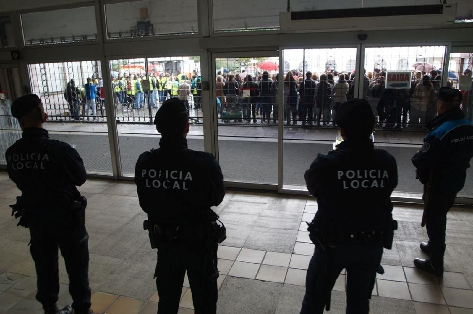 La entrada principal al Concello se cerró por la protesta de los trabajadores de Cespa.