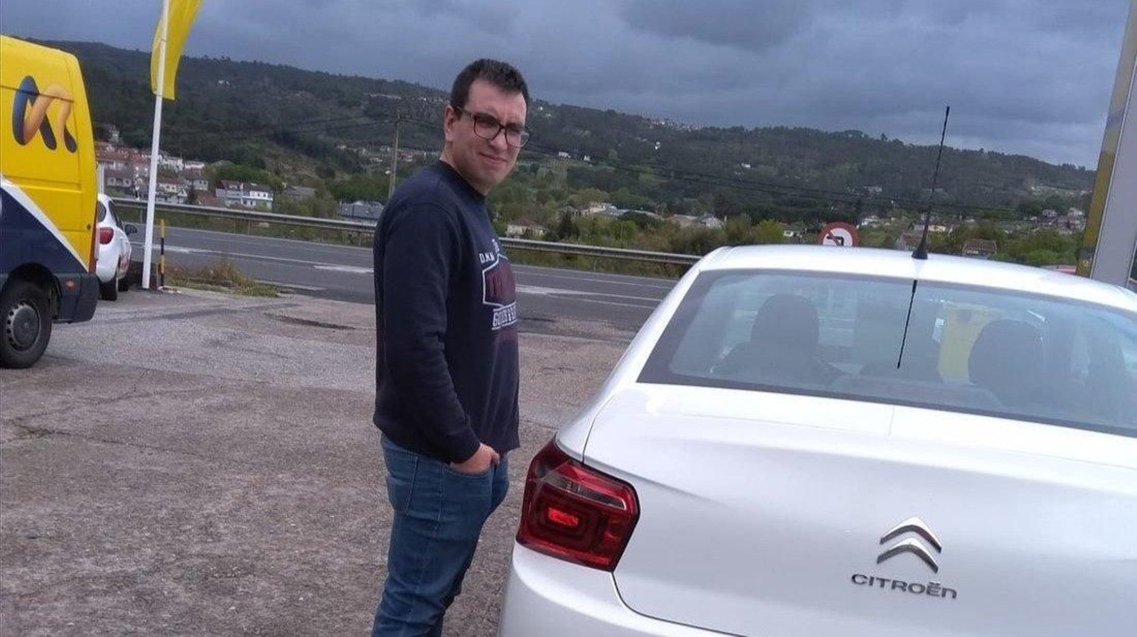 Roberto Pérez Nogueiras, con su taxi, en Ramirás.