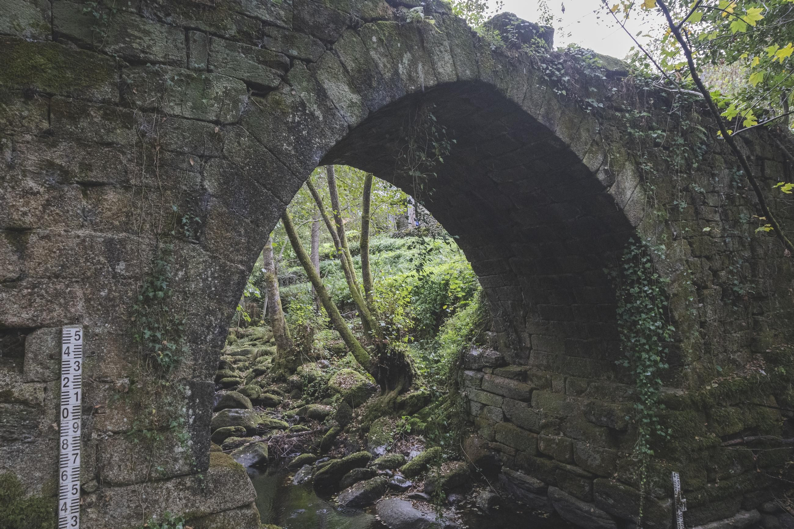 Galería | A Teixeira cierra al paso el puente medieval de Lumeares por riesgo de derrumbe