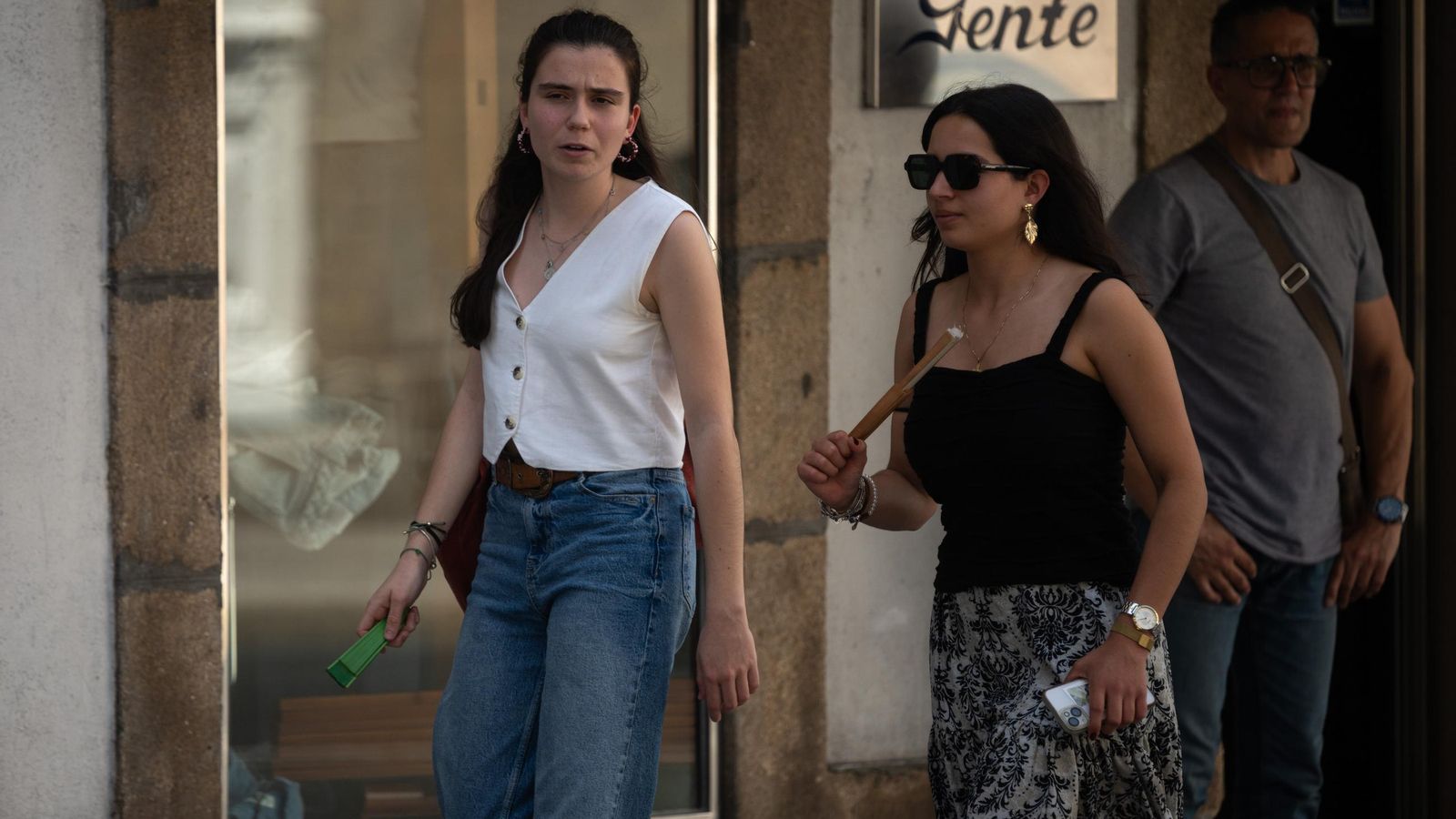 Dos jóvenes por Ourense en una jornada marcada por el calor.