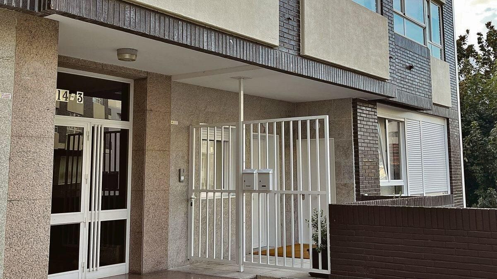 Un local comercial en la calle Camelias reconvertido en dos viviendas.