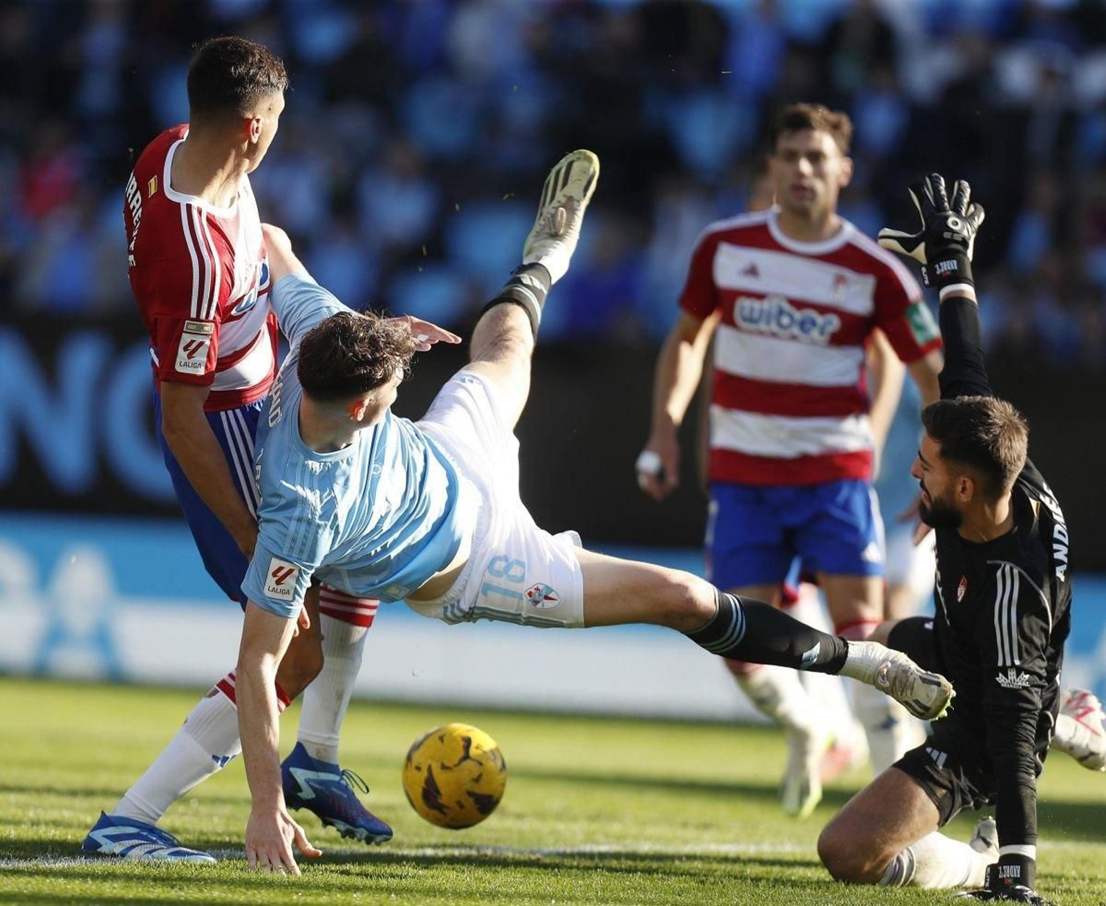 Jorgen Strand Larsen cae al suelo en una acción del encuentro del pasado sábado en la que se solicitó penalti.