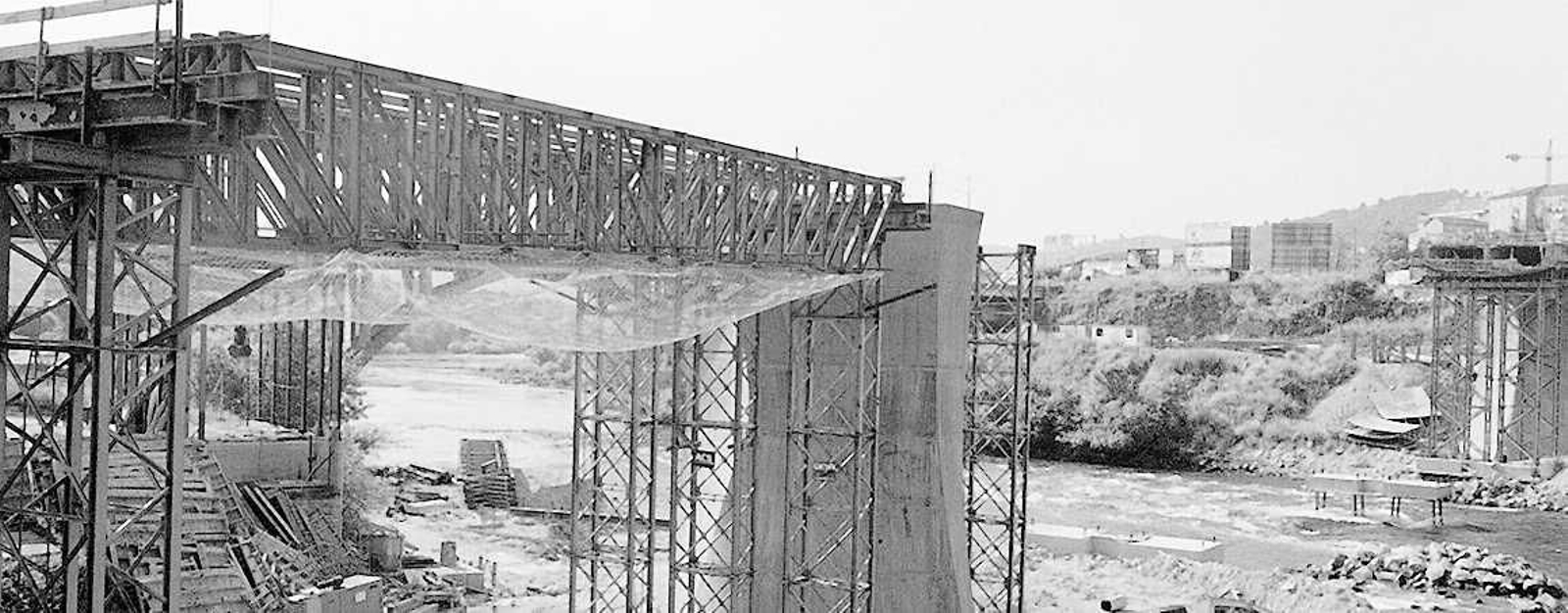La construcción del emblemático Puente del Milenio hace 25 años cambiaba el skyline de Ourense, en fotos