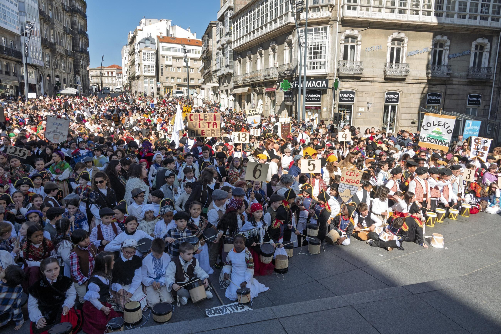 Los participantes en A Reconquistiña llenaron ayer Porta do Sol en un encuentro multitudinario, donde fueron recibidos por el alcalde Abel Caballero.