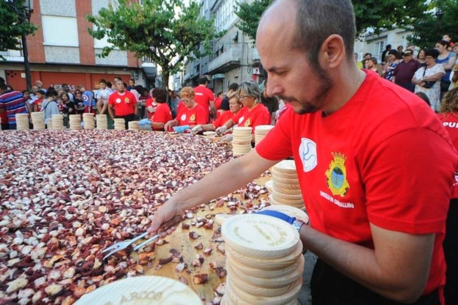 La elaboración de la tapa de pulpo más grande del mundo en Carballino 29