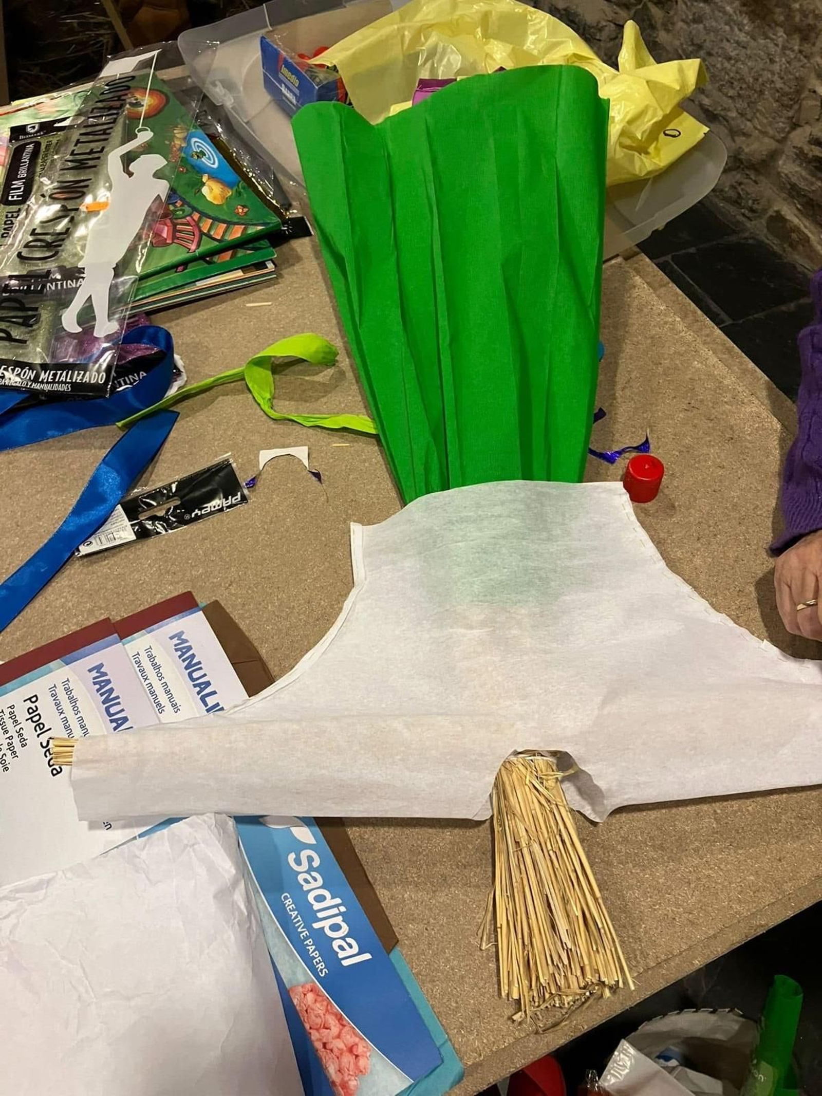 Galería |  A Gudiña crea de nuevo sus  figuras del Entroido