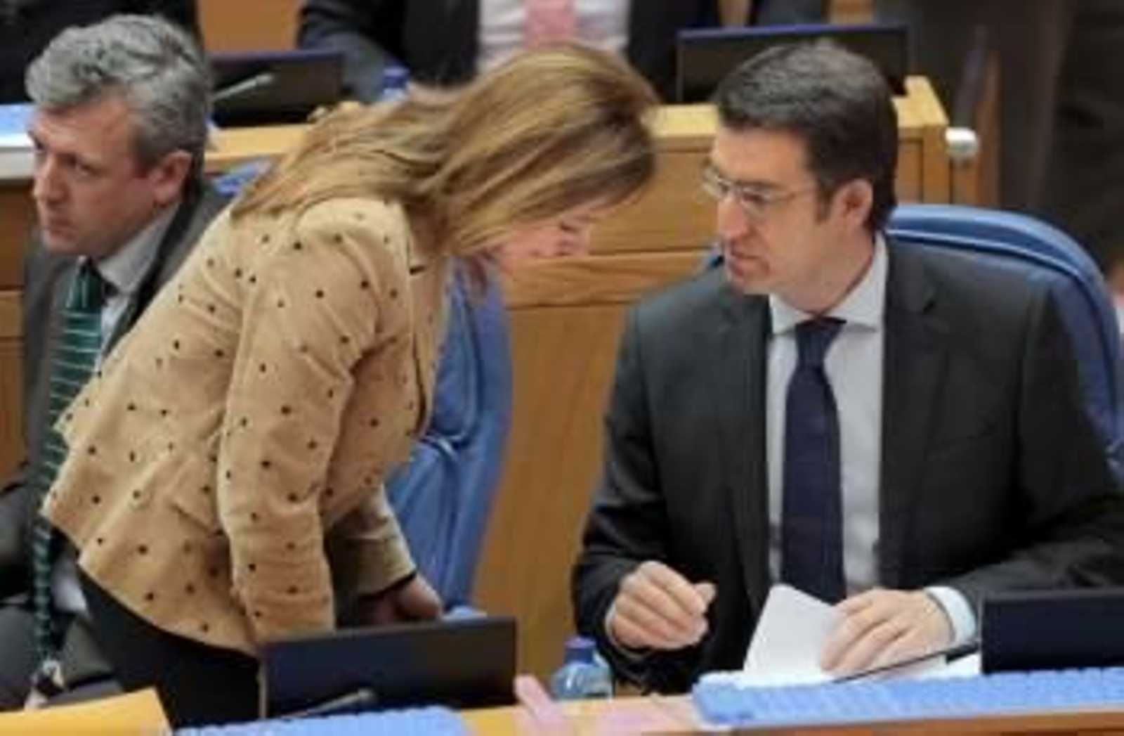 Fernández Currás habla con Núñez Feijóo, en presencia de Alfonso Rueda. (Foto: LAVANDEIRA JR.)