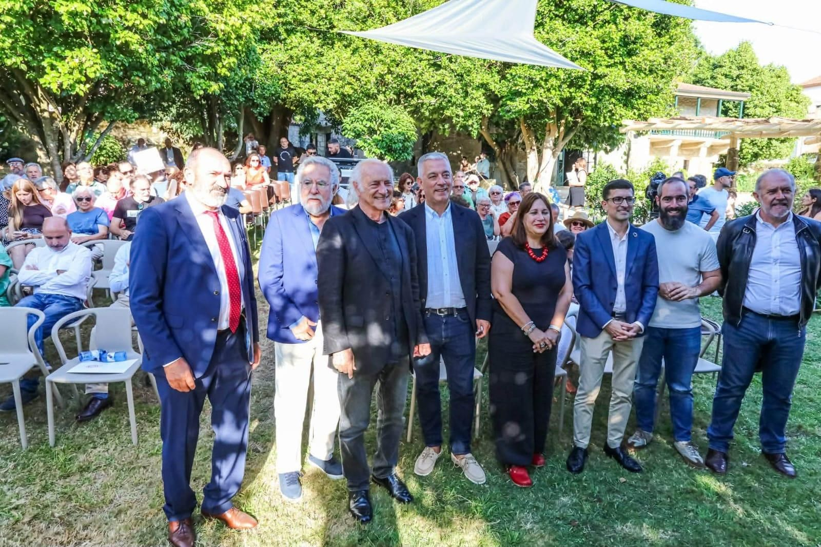 Amancio Prada recibe la Rosa de Galicia