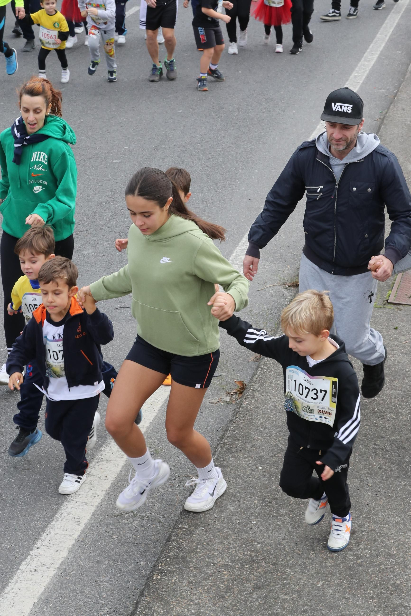 Galería |  Niños y jóvenes, también se divierten recorriendo Ourense durante la Carrera de San Martño