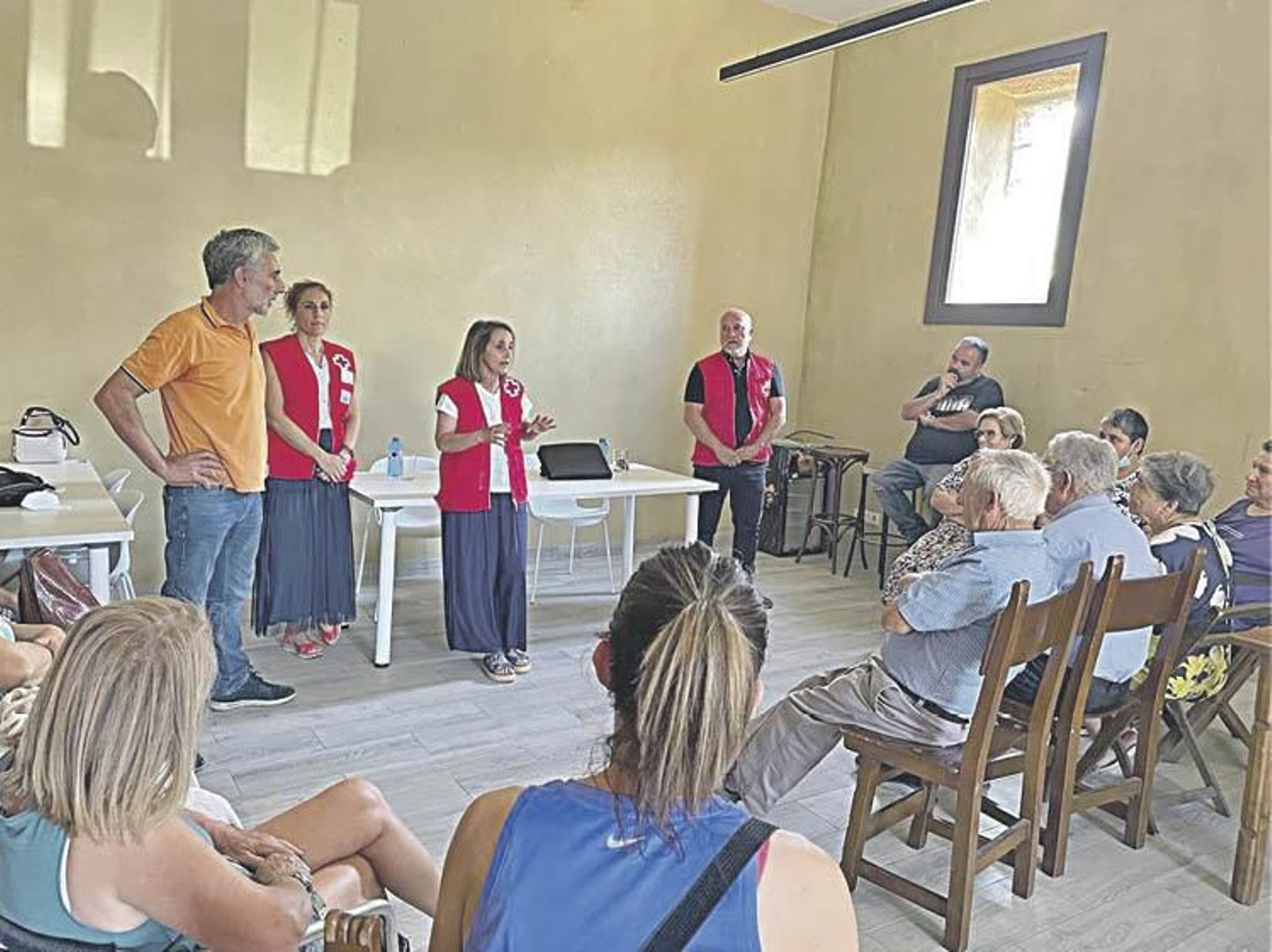 Mariví Núñez se dirige a los participantes en la sesión grupal.