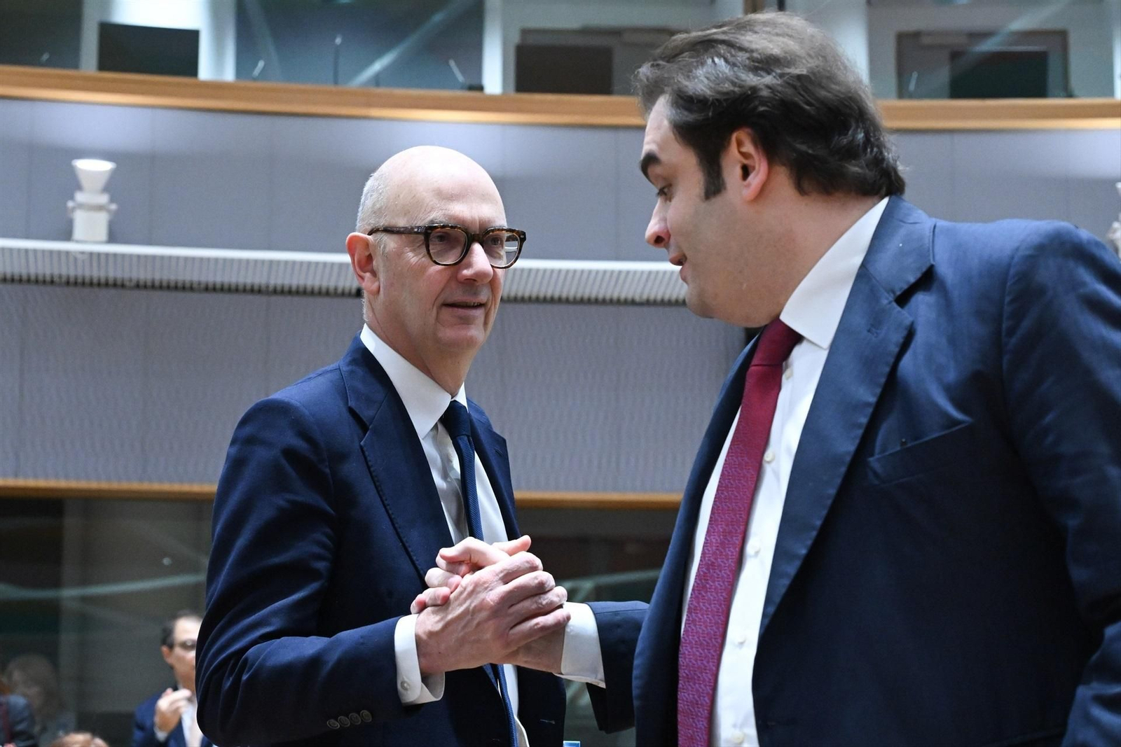 Saludo entre el ministro francés de Finanzas, Roland Lescure,  con el presidente del Eurogrupo, Kyriakos Pierrakakis.