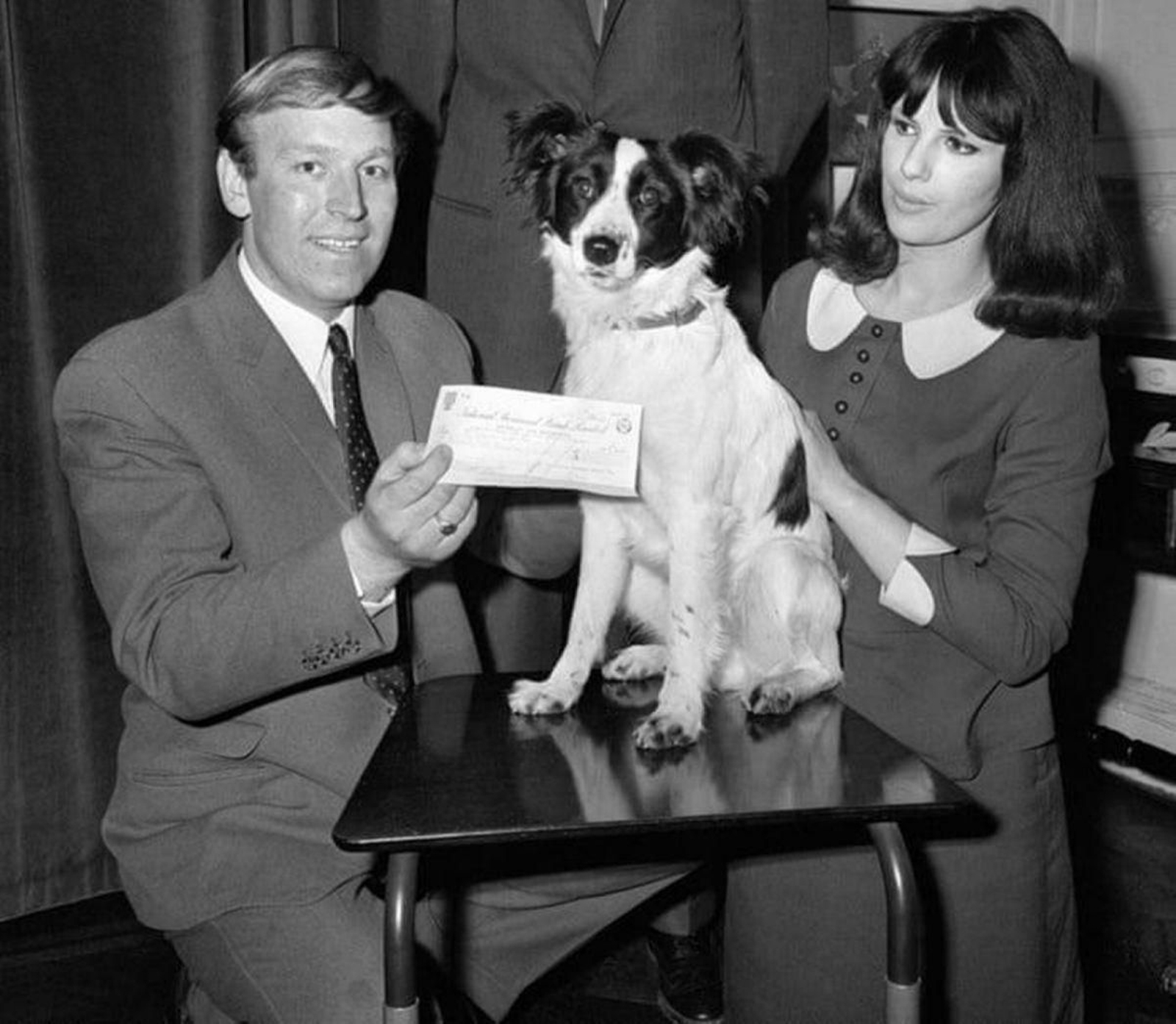 El perro ‘Pickles’, héroe del Mundial de 1966 por recuperar la Copa, junto a sus dueños.
