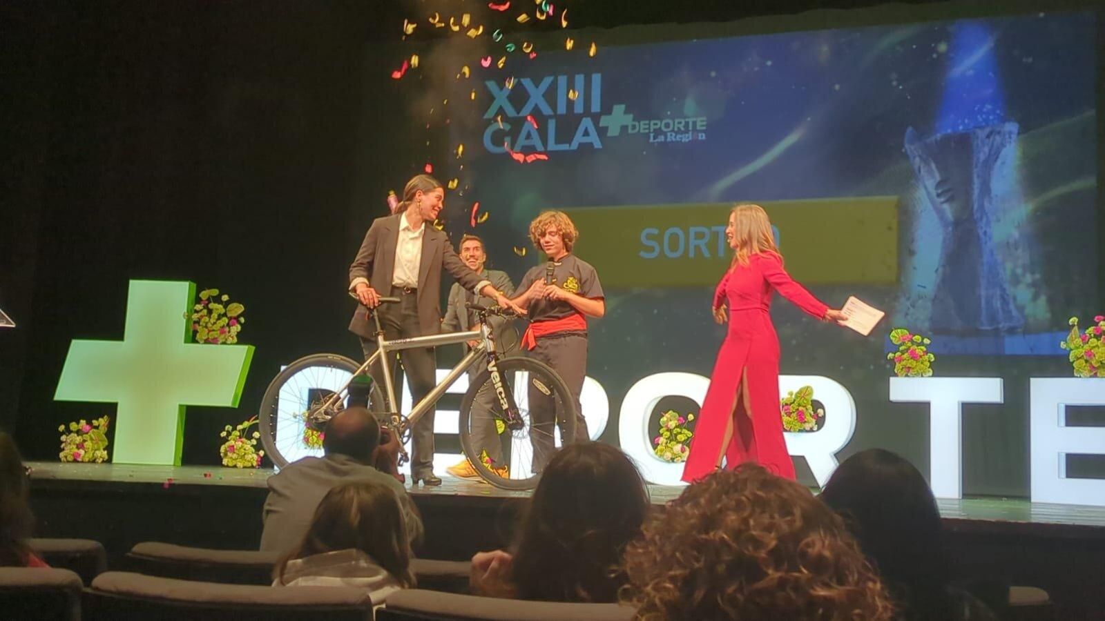 Mateo, ganador del premio sorpresa, una bicileta eléctrica.