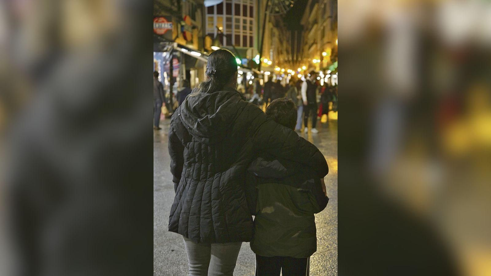 L.R., acompañado por su madre en el Parque San Lázaro.