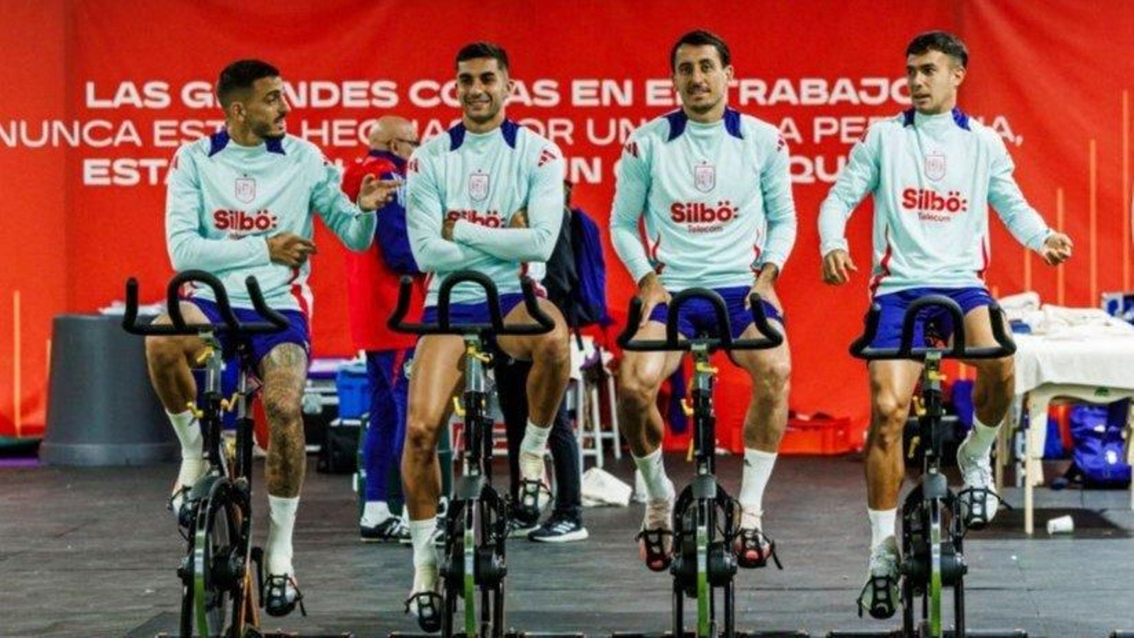 El canterano céltico Joselu conversa con Ferran Torres, Oyarzabal y Zubimendi sobre las bicis estáticas.