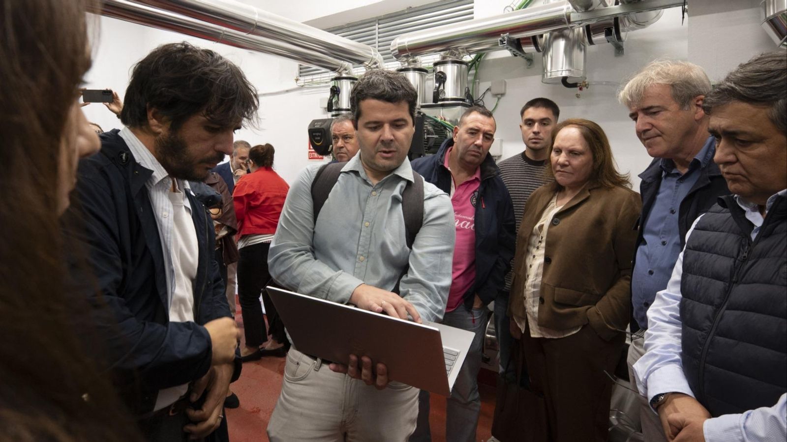 Un técnico muestra la aplicación con los dos datos de consumo de la aldea.