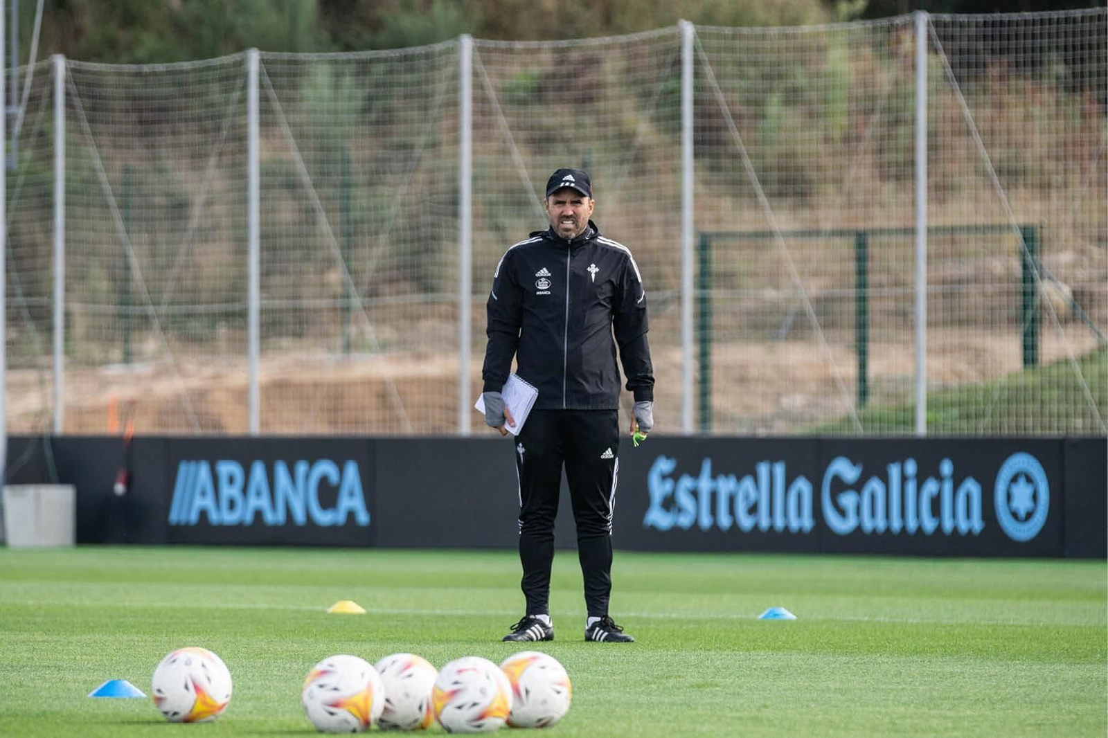El entrenador del Celta, Eduardo Coudet, durante el entrenamiento de ayer en Mos.
