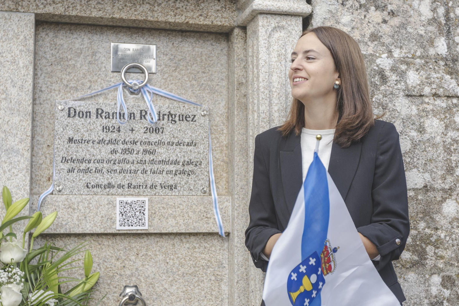 Ana Las Hayas Rodríguez, neta de Ramón Rodríguez, destapando a lápida en galego do avó.