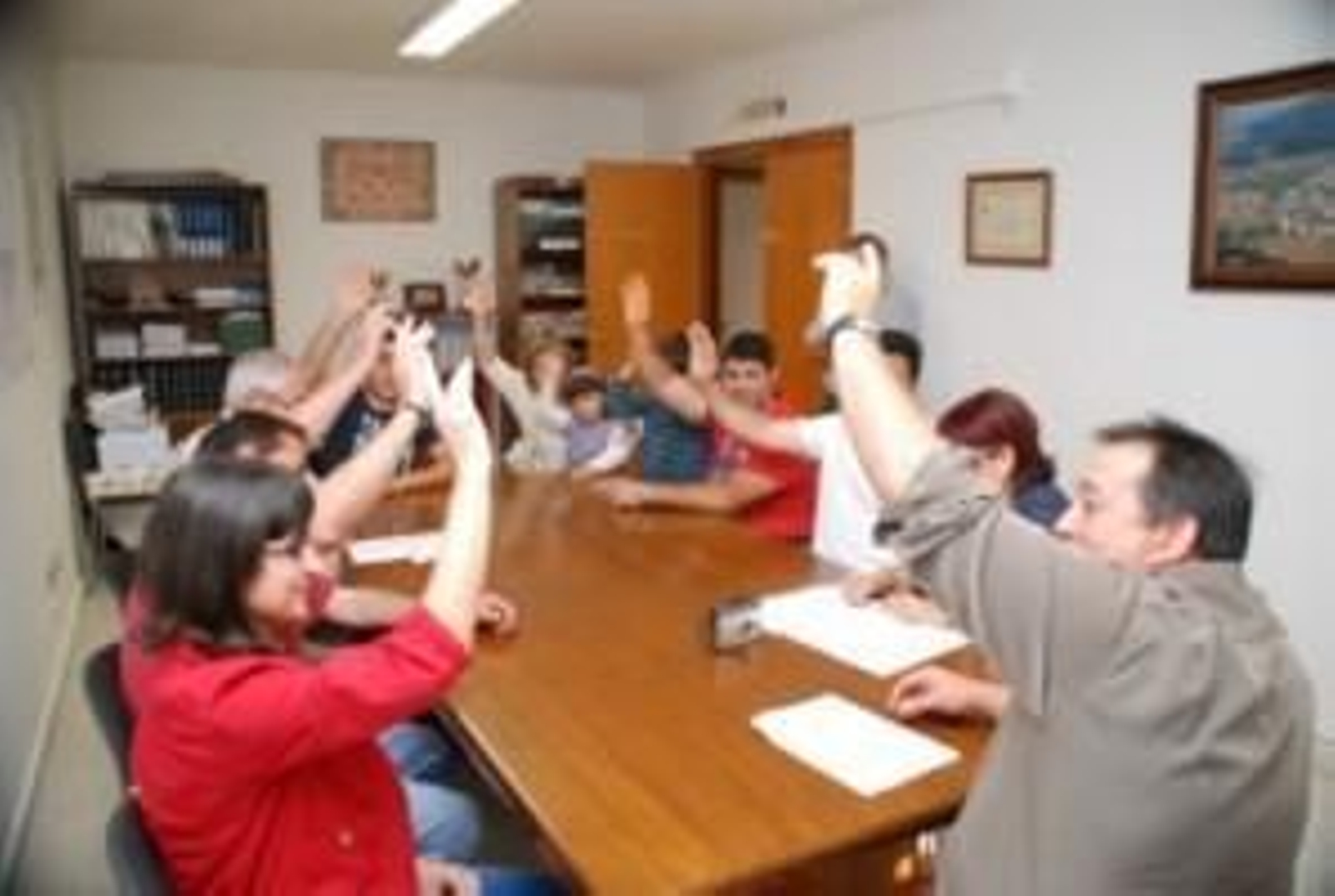 Los padres acompañaron a los concejales al votar su rechazo al cierre de la escuela.