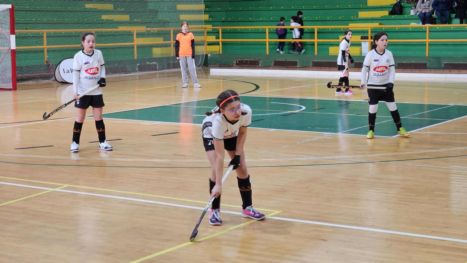 Galería | La cantera del hockey sala ourensano disfruta de una jornada de competición con +Deporte La Región