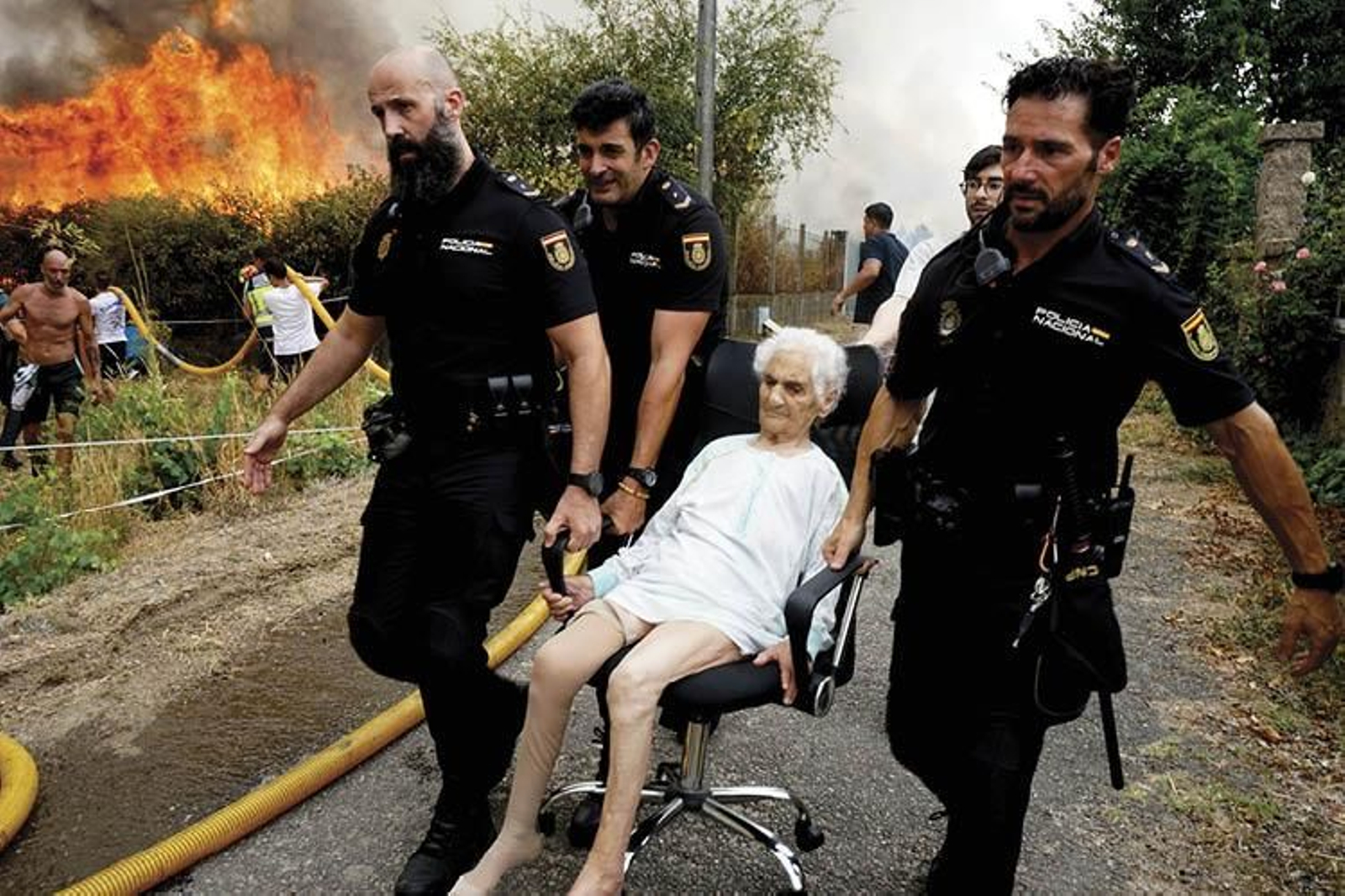 Los cuerpos de seguridad poniendo a salvo a la población