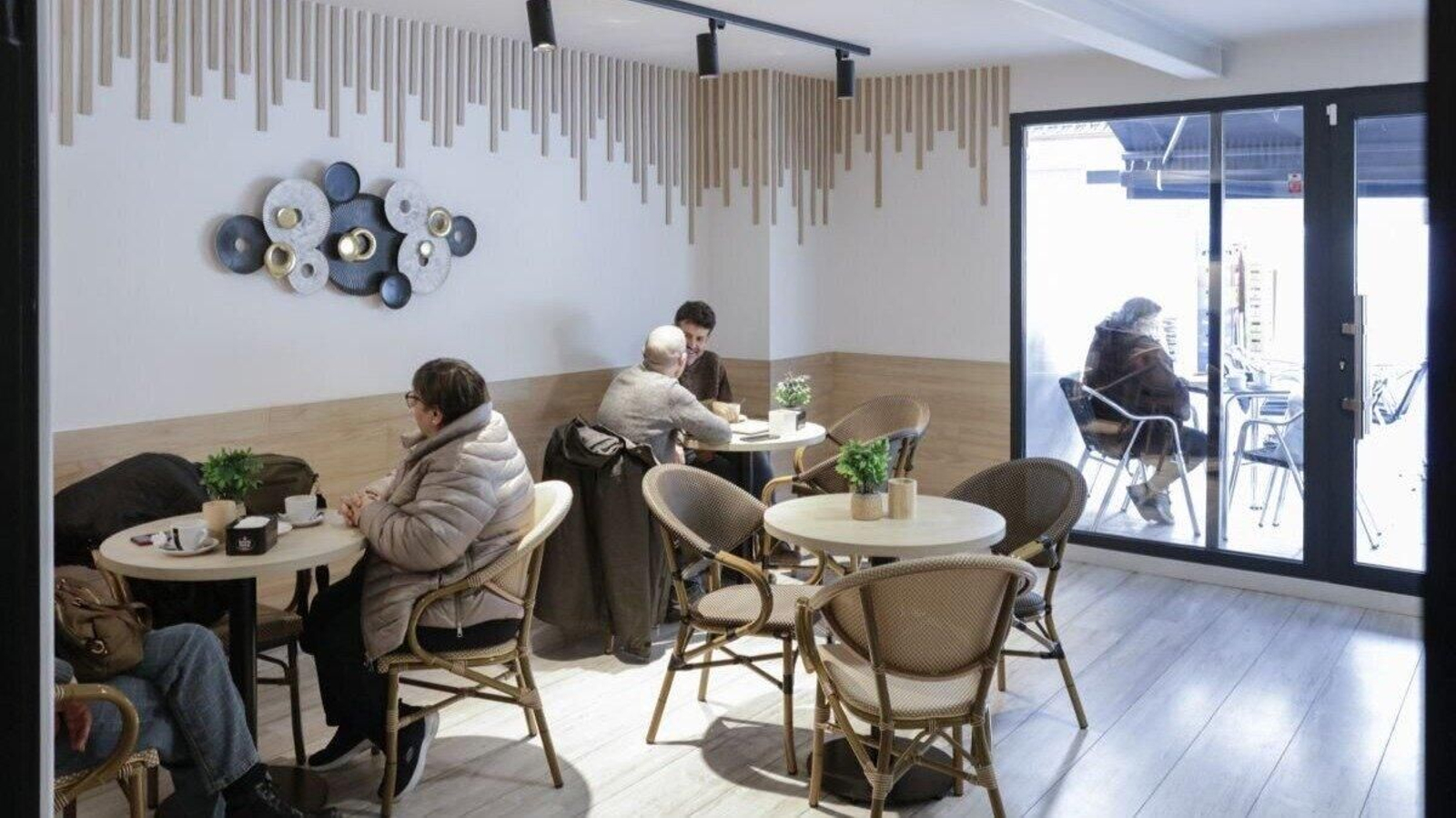 Una de las zonas del Café Bar Santiago, en la avenida de Zamora.  | Foto: Iago Cortón