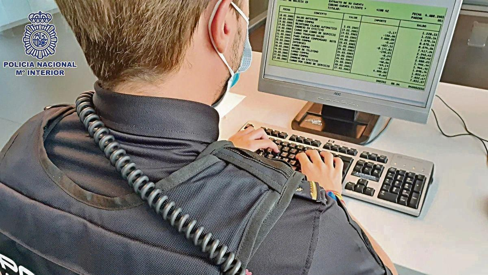 Un agente de la Policía investigando un ciberdelito.