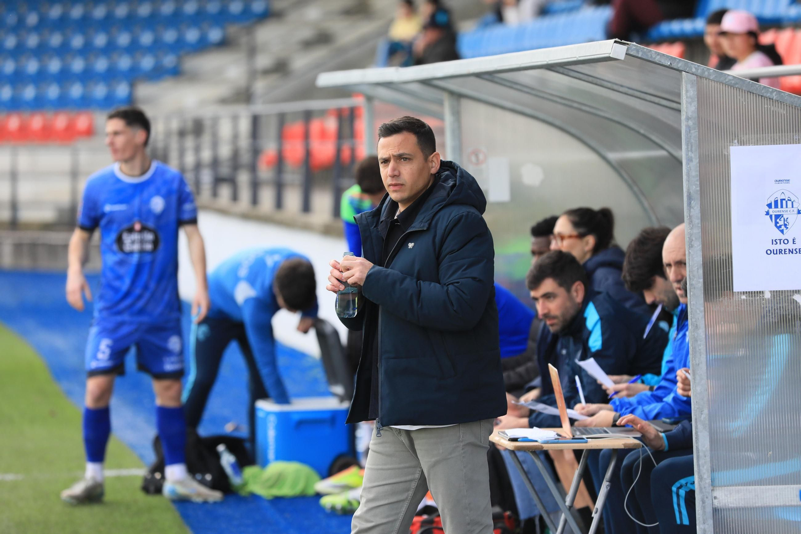 Galería | Goles y disfraces en el regreso del Ourense CF a O Couto