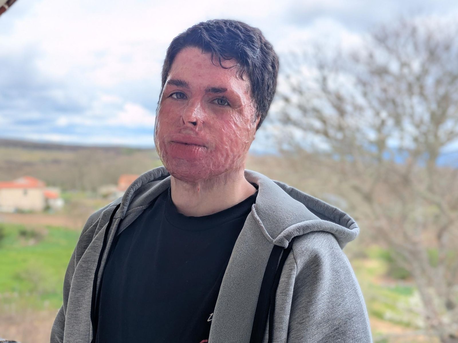 Yago Nogueira, no balcón da súa casa, desde onde ve o val de Oímbra que tanto defendeu.