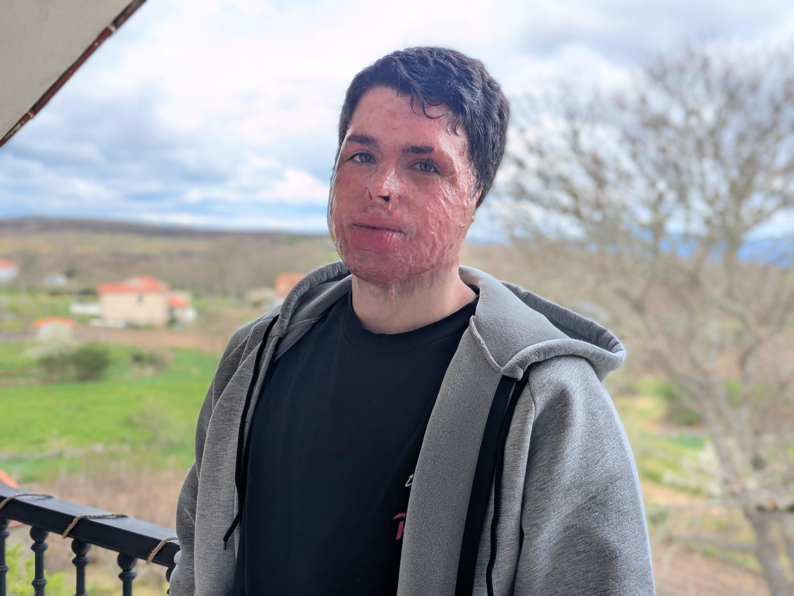 Yago Nogueira, no balcón da súa casa, desde onde ve o val de Oímbra que tanto defendeu.