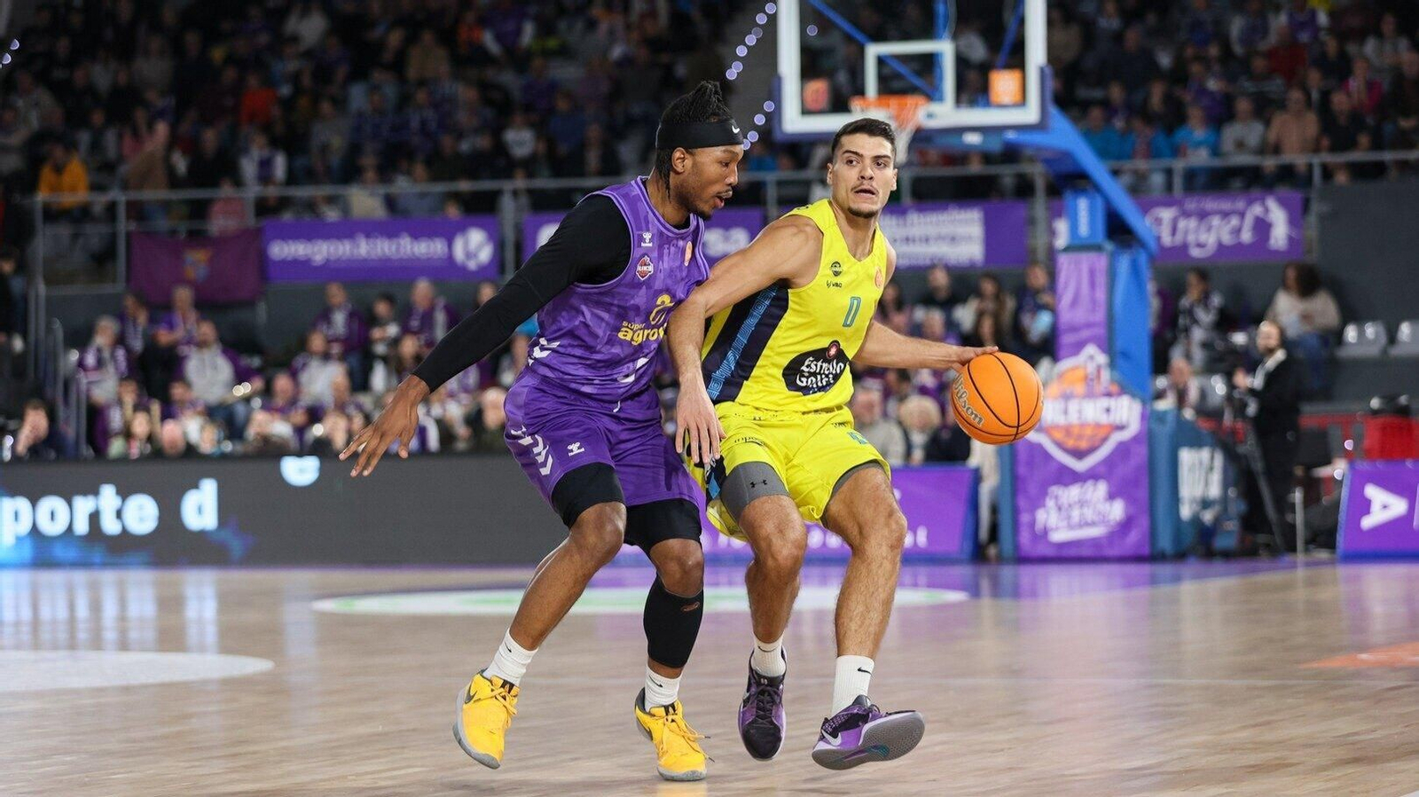 Diogo Brito trata de superar la defensa de Kamba.