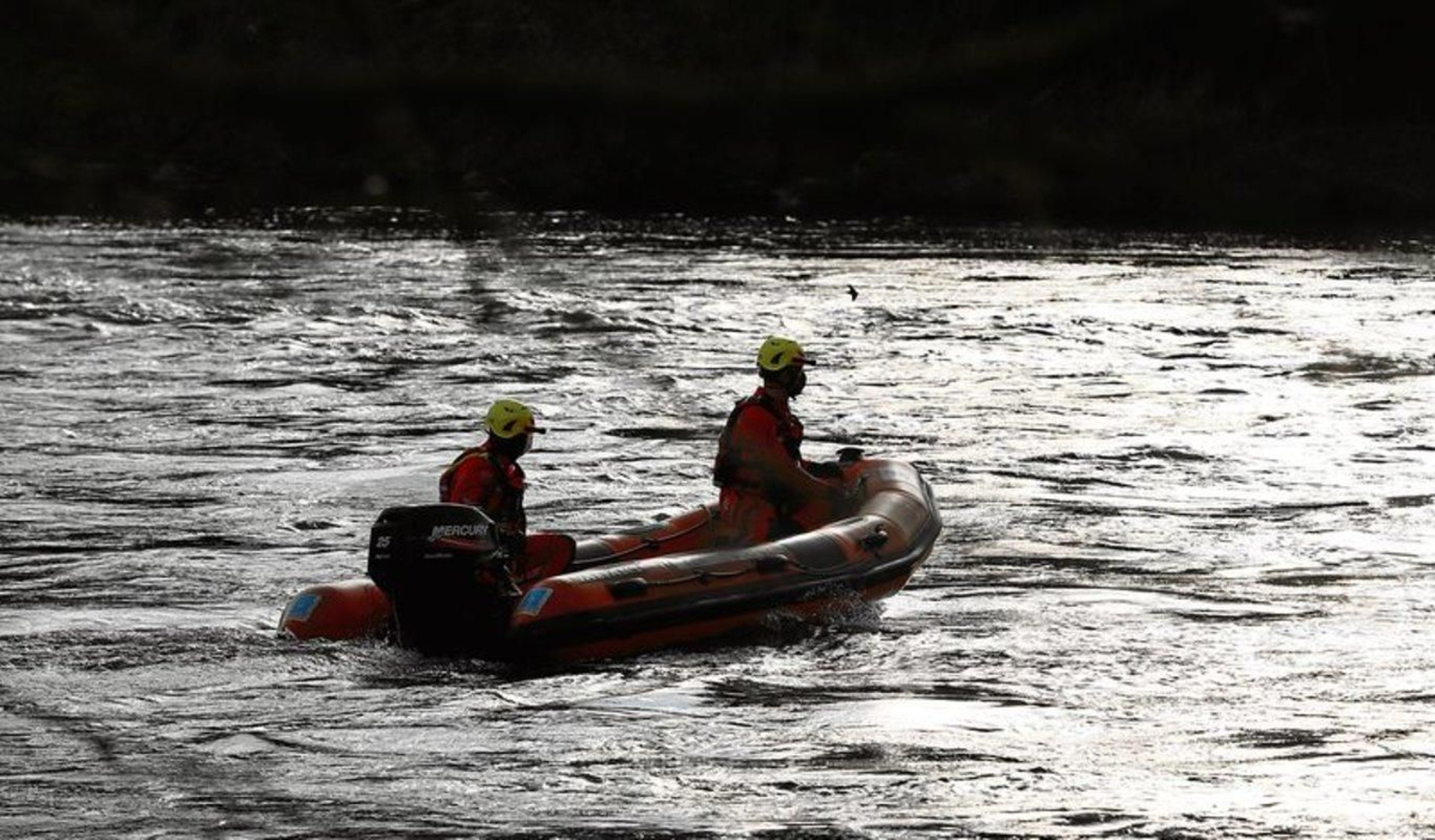 Una lancha de los bomberos busca a la desaparecida.