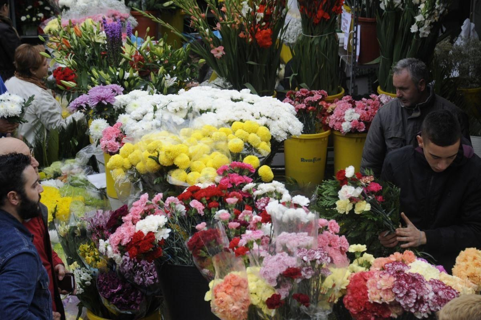 Puesto de flores, una de las opciones más seguras para San Valentín.
