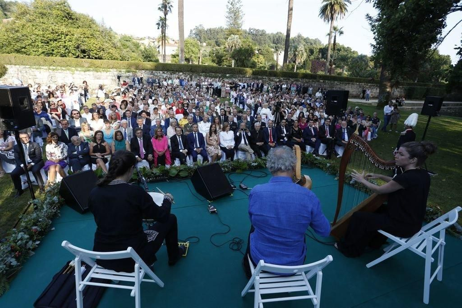 Rodrigo Romaní Trío interpretaron dous temas populares no inicio do acto, que foi pechado pola interpretación do himno galego a cargo do arpista vigués.