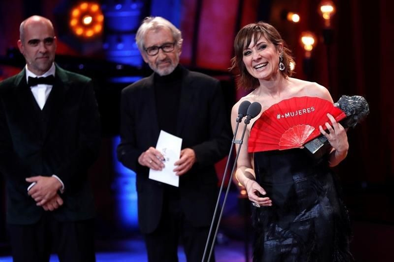 La actriz Nathalie Poza (d) posa con el premio a la Mejor Actriz Protagonista por "No sé decir adiós, durante la 32 Edición de los Premios Goya