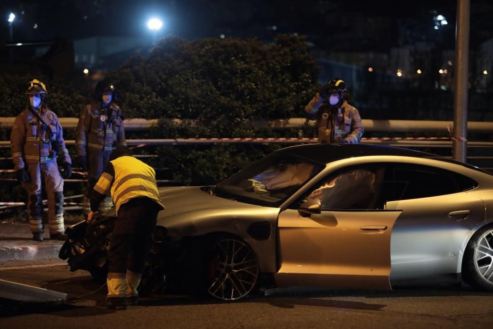 El coche accidentado en Ourense (JOSÉ PAZ)