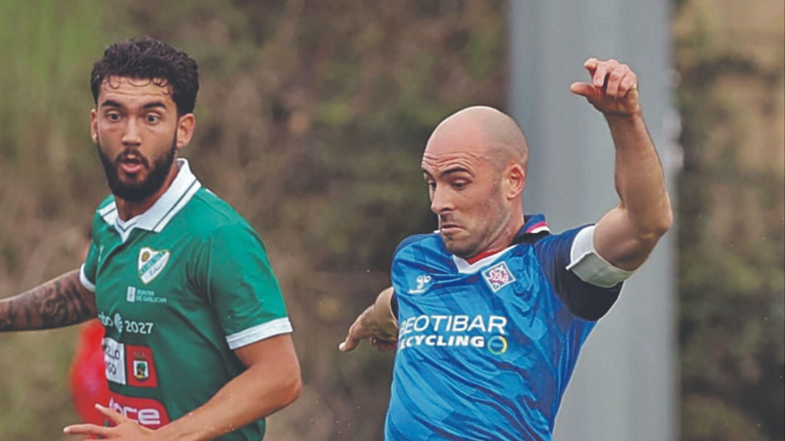 El defensor vigués Adri Gómez persigue al ariete zornotzarra Ion Etxaniz.