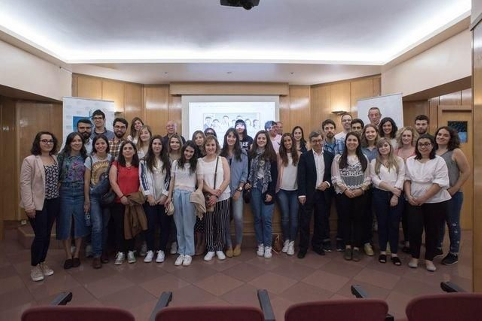 El Colegio de Médicos dio la bienvenida ayer por la tarde en su sede a los nuevos residentes