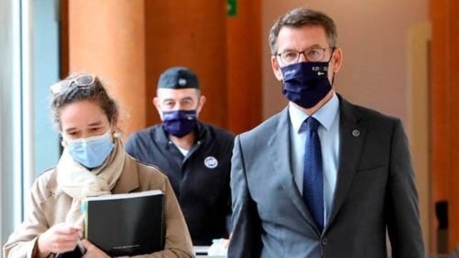 Mar Sánchez, secretaria xeral de Medios, y Núñez Feijóo, antes de la rueda de prensa.