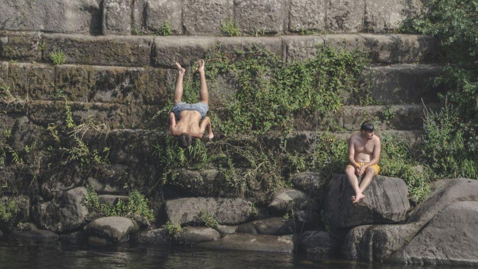 Un joven se lanza al Miño desde el puente romano.