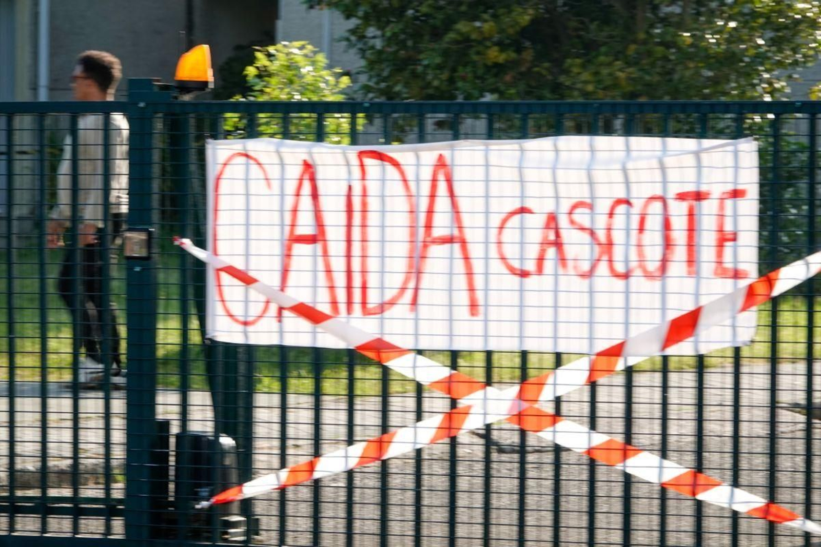 Una pancarta en protesta por los desprendimientos en el colegio.