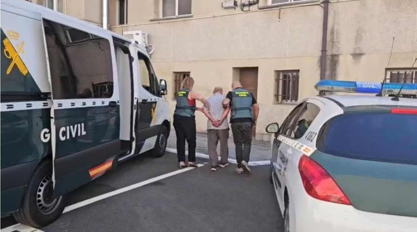 El detenido  como presunto autor de cinco incendios forestales llevado a comisaria.