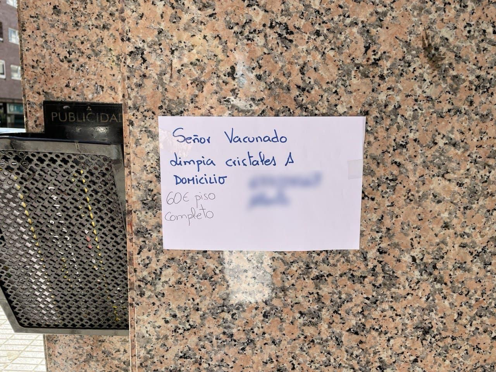 El cartel colgado en un portal de Vigo, con el ofrecimiento de trabajo.
