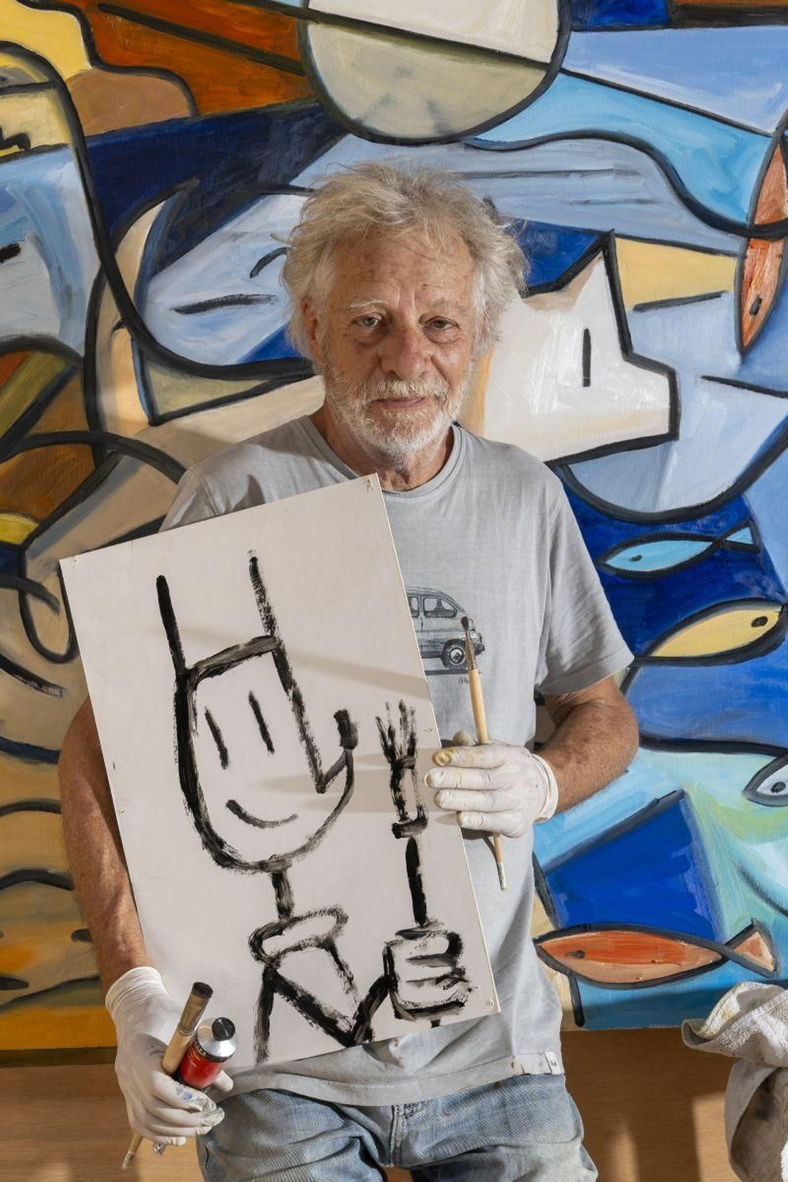 Javier Mariscal, con una de sus obras