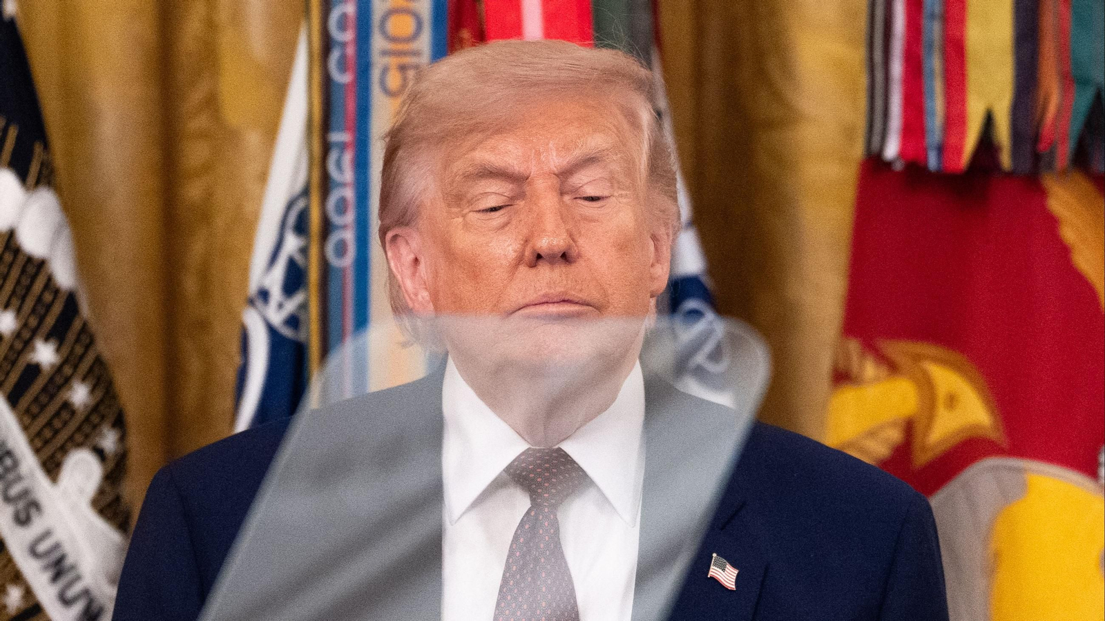 Un teleprompter desciende frente al presidente de los Estados Unidos, Donald J. Trump.